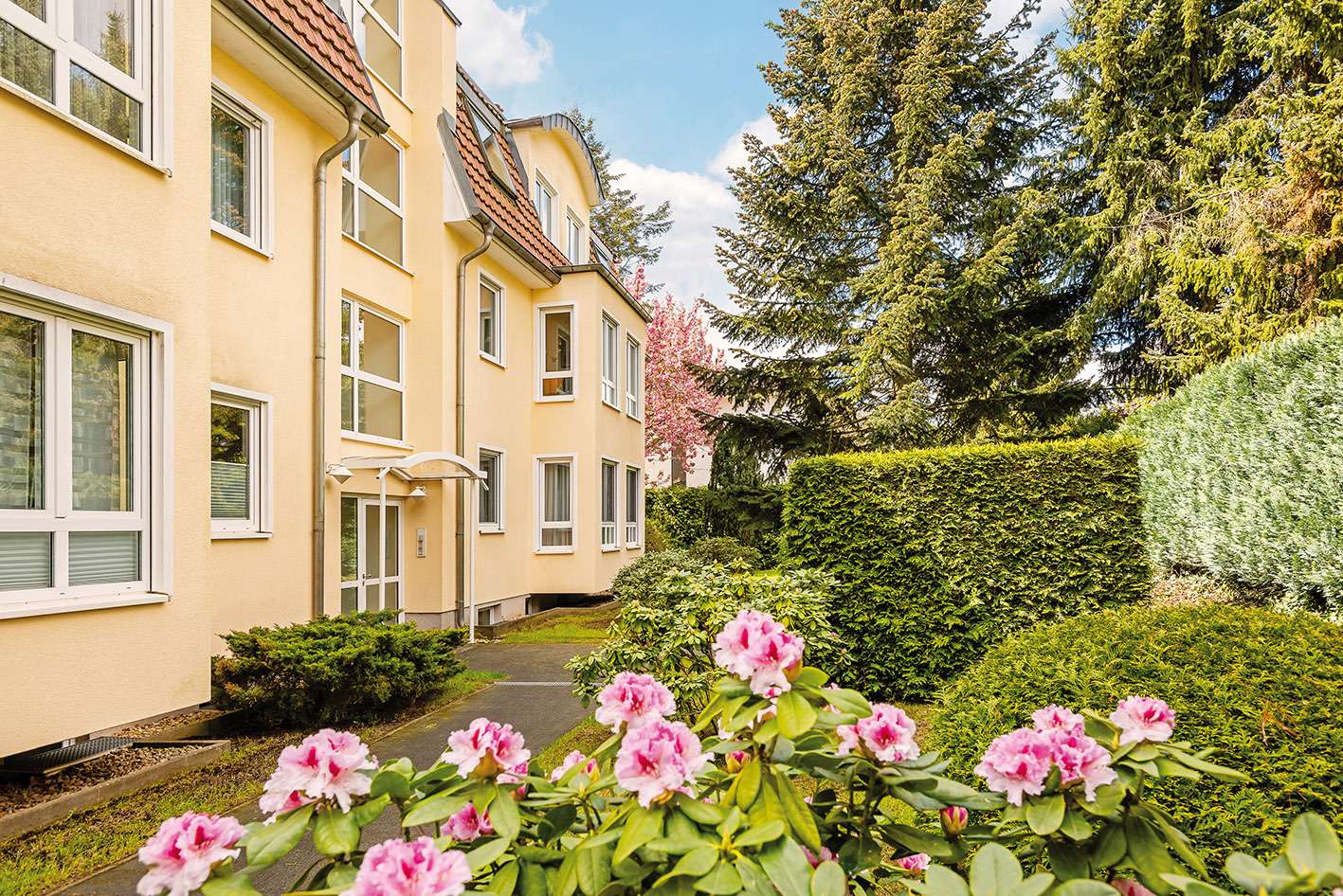 Maisonette-Wohnung in Konradshöhe, Berlin, Außenansicht im Frühjahr